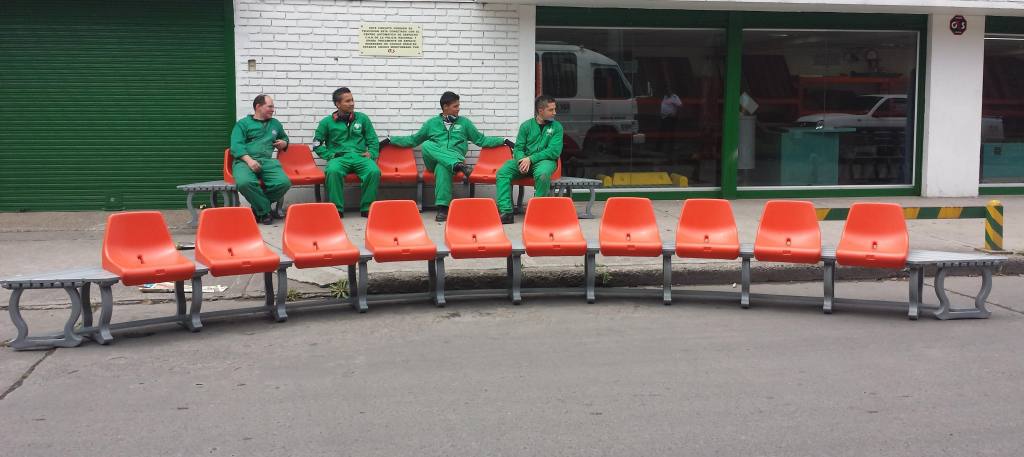 BANCAS-PLASTICAS-CON-ESPALDAR-CIRCULAR-PARA-ZONAS-DE-PARQUES-Y-EXTERIORES