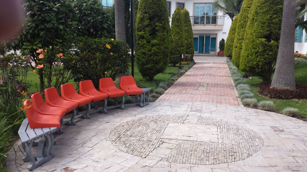 BANCAS-PLASTICAS-CON-ESPALDAR-CIRCULAR-PARA-ZONAS-DE-PARQUES-Y-EXTERIORES2