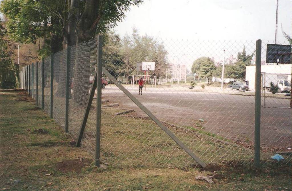 cerramiento-con-postes-plasticos-y-malla-metalica