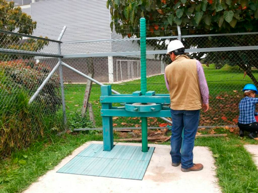 compuertas-plasticas-con-dispositivo-de-izage