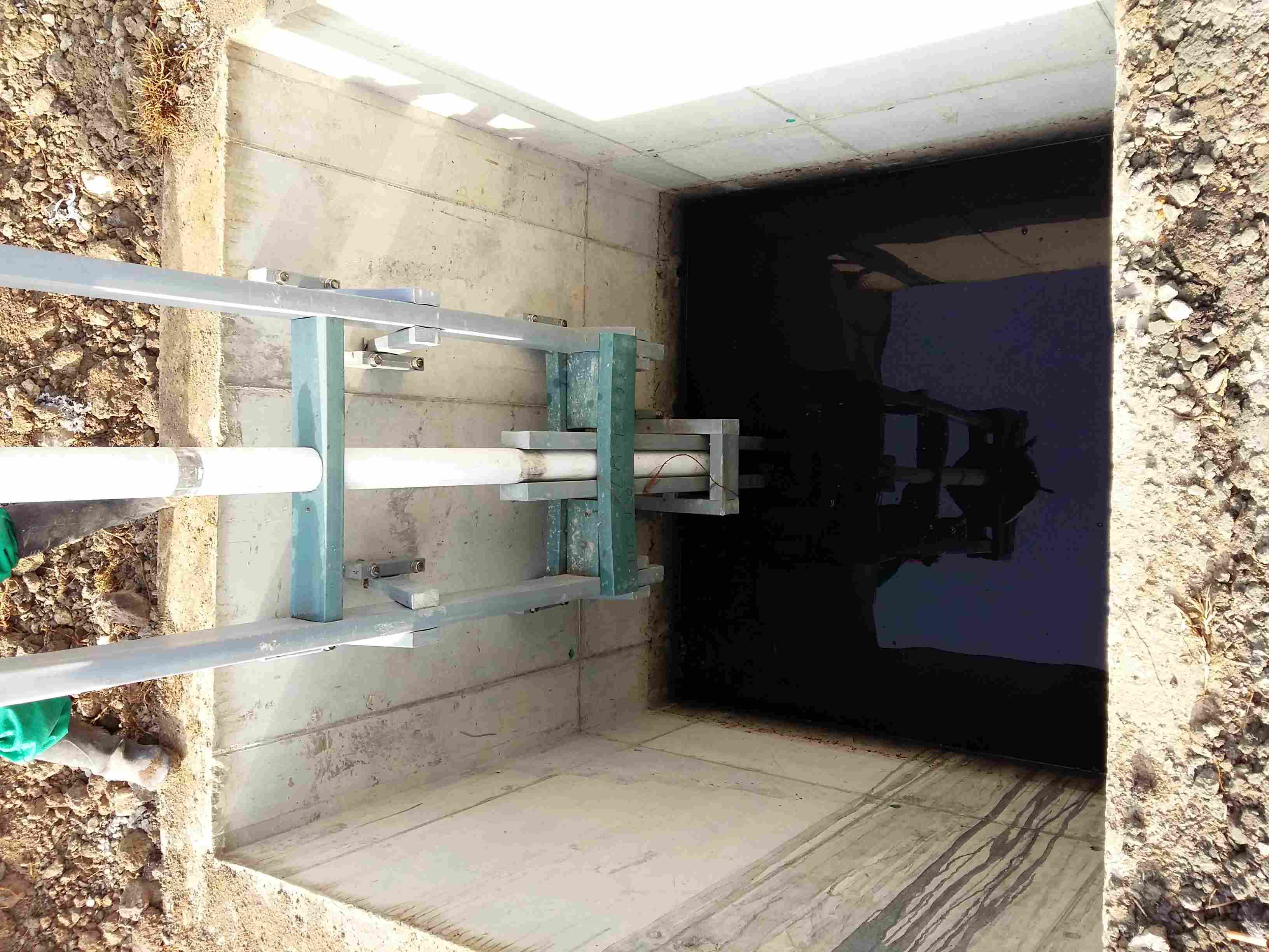 COMPUERTAS-PLASTICAS-PIVOTANTES-CON-ACTUADOR-PLASTICO3