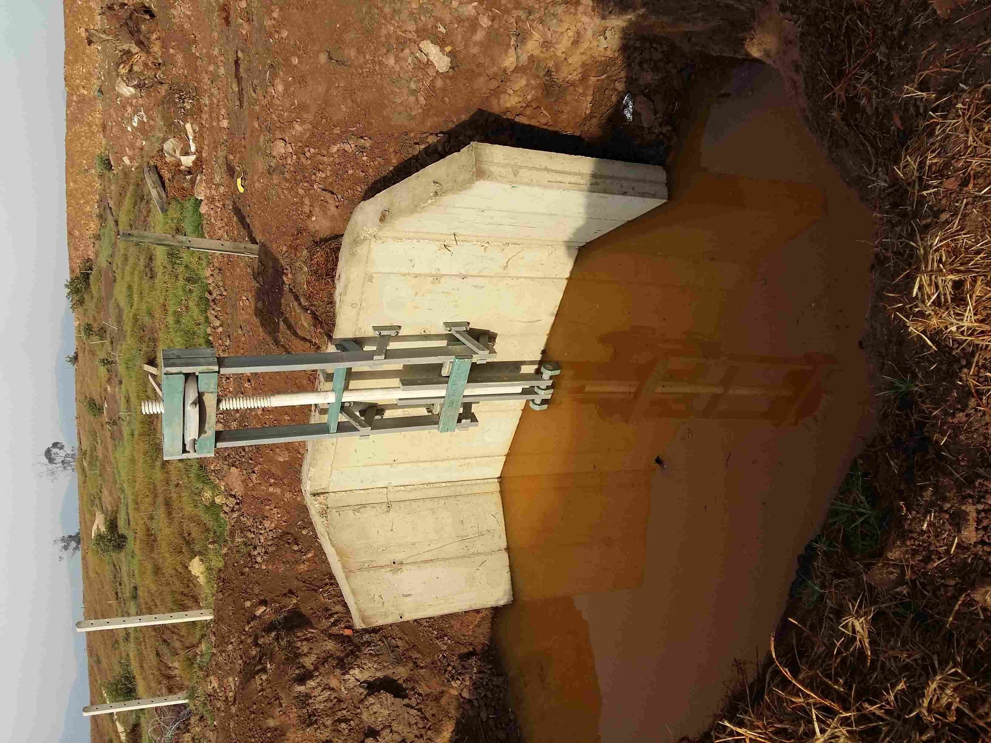 COMPUERTAS-PLASTICAS-PIVOTANTES-CON-ACTUADOR-PLASTICO4