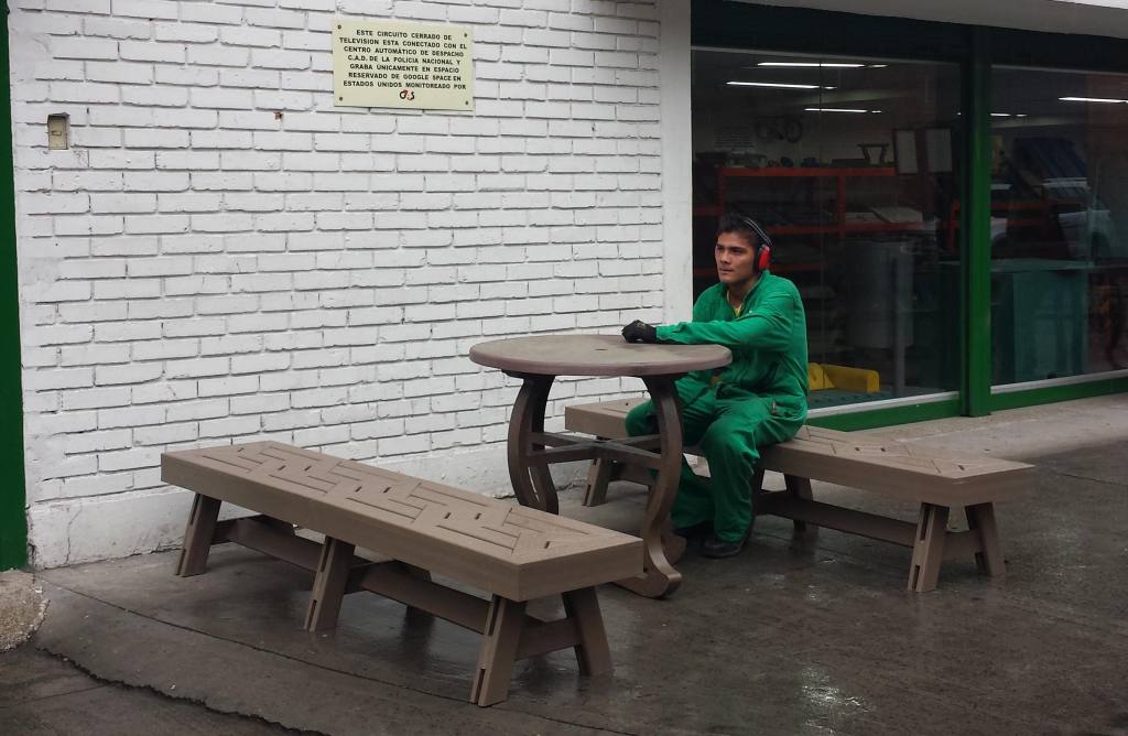 JUEGO-DE-MESA-Y-SILLAS-PLASTICAS-PARA-CASINOS3